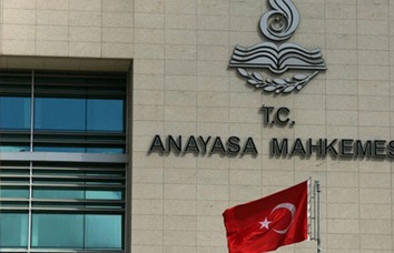 Anayasa Mahkemesi: Kanuni Bir Dayanağı Bulunmadan Yönetmelik Hükümleriyle Mali Yükümlülük Getirilemez